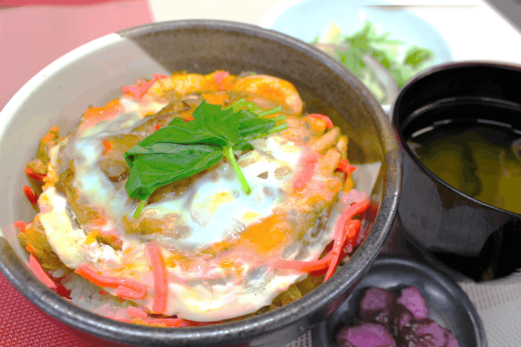 海老のかき揚げ卵とじ丼と味噌汁