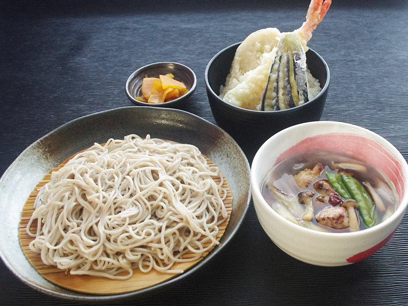 鶏炭火焼のつけ蕎麦と小天丼