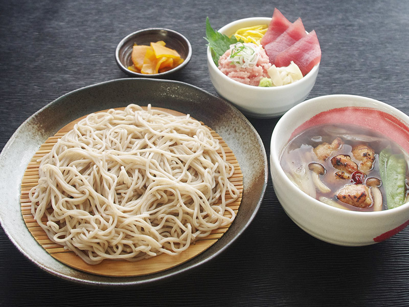 鶏炭火焼のつけ蕎麦と鮪小丼