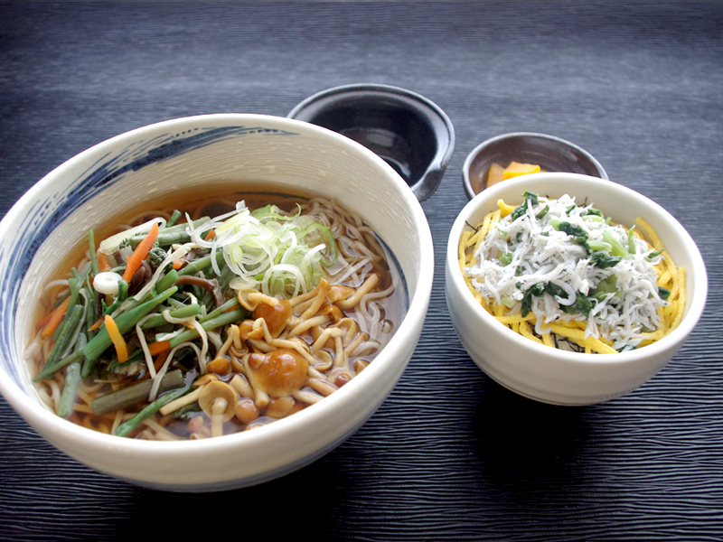 山菜なめこ蕎麦とわさび菜しらす小丼