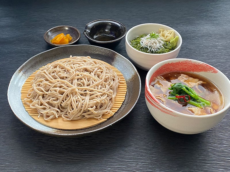 肉つけ蕎麦としらすめかぶ小丼